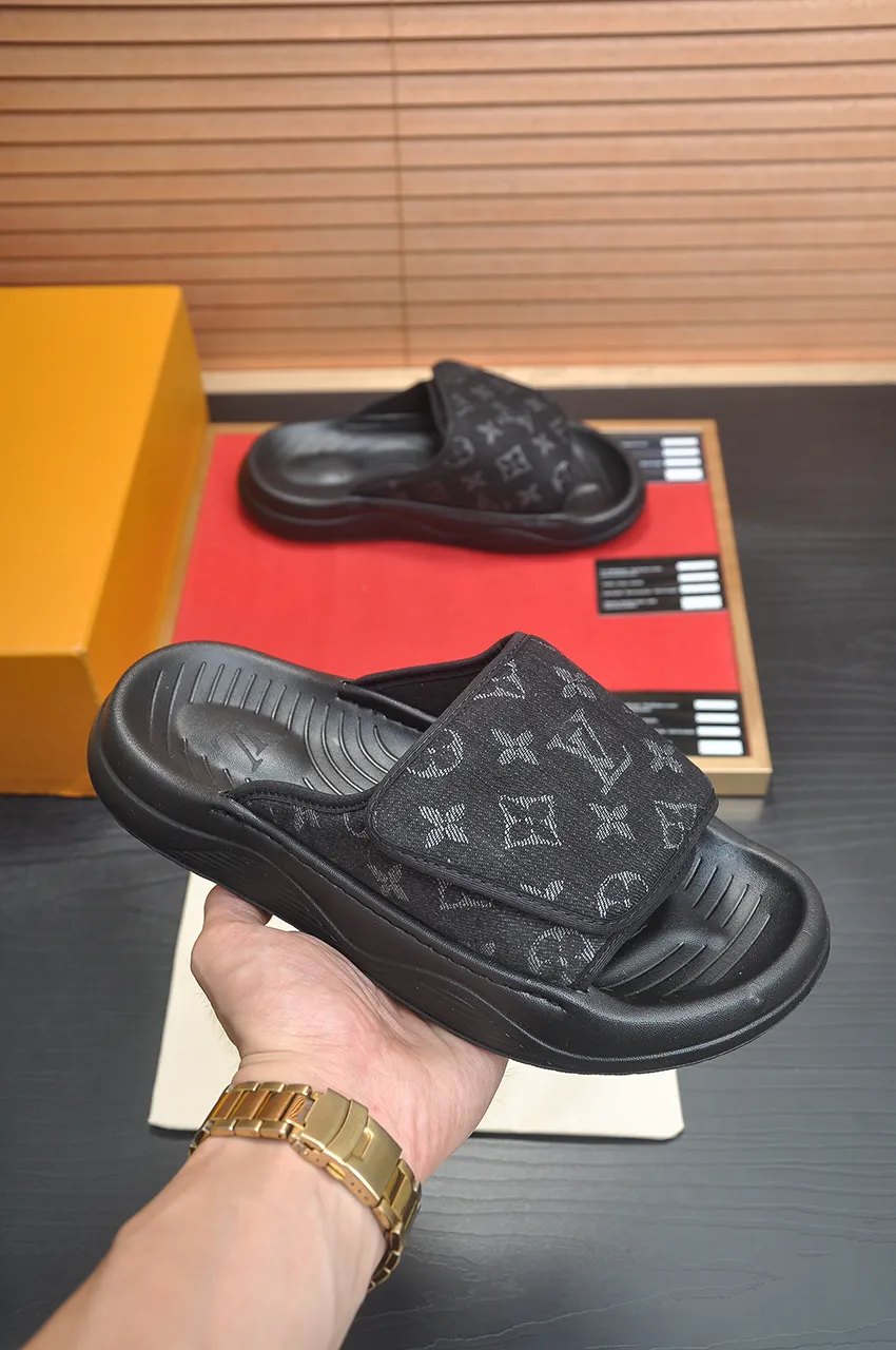 Men's men's shoes 💰340💶 [Louis Vuitton LV slippers] (high-end cowhide) counter 1:1 fashion style, a must-have for summer! The designer used LV’s iconic outsole. The original simple slippers instantly become fashionable! The upper is made of flexible special cowhide leather straps alternately, and the workmanship is exquisite! A must-have for stylish men in summer, size 38-45 (45 customized)
